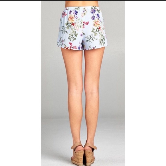 🐘🎉HP🎉🍒Flirty floral shorts🍒 - Picture 3 of 3